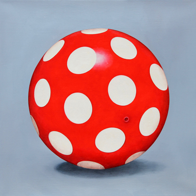 Annette von der Bey, roter Ball mit weißen Punkten vor Stahlblau