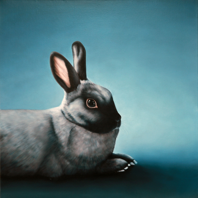 Annette von der Bey, Hase liegend vor Dämmerungsblau