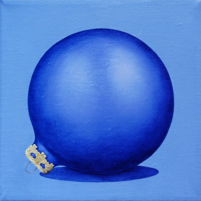 Annette von der Bey, Christbaumkugel mattblau vor Blau