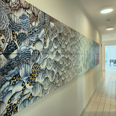 Annette von der Bey, Installation Gedrängefaktor im Bargheer Museum, 2025, Öl auf Leinen