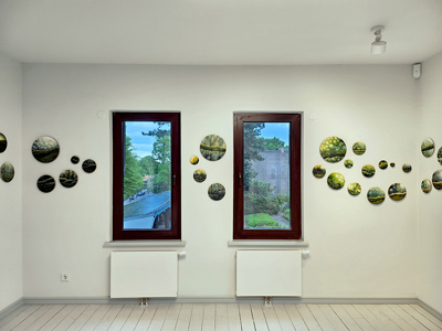 Annette von der Bey, Installation Paradies im Bargheer Museum, 2025, Öl auf Leinen